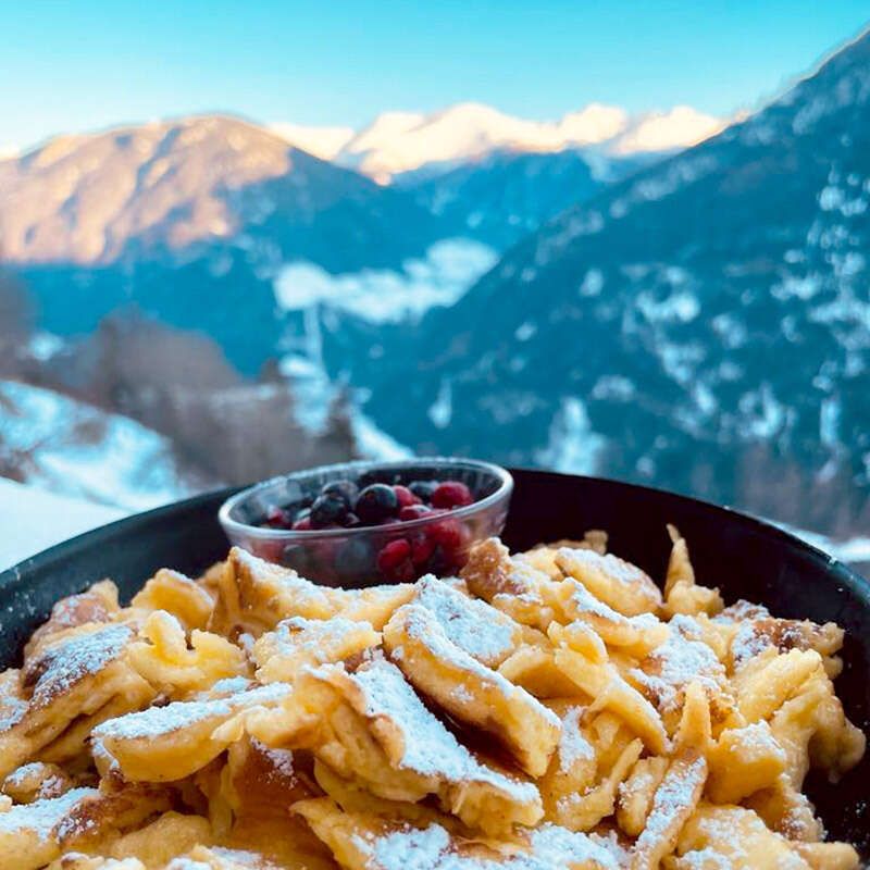 Hausgemachter Kaiserschmarren mit Bergwelt im Hintergrund